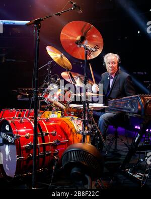 Le batteur Nigel Olsson réalise une séance photo avant de se présenter avec Elton John au BankAtlantic Center près de fort Lauderdale, en Floride. Banque D'Images