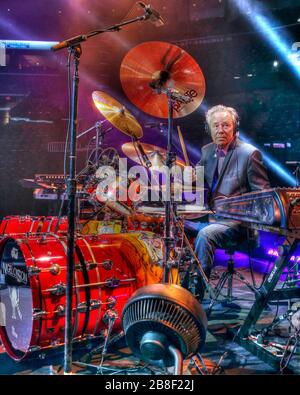 Le batteur Nigel Olsson réalise une séance photo avant de se présenter avec Elton John au BankAtlantic Center près de fort Lauderdale, en Floride. Banque D'Images