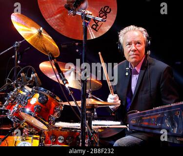 Le batteur Nigel Olsson réalise une séance photo avant de se présenter avec Elton John au BankAtlantic Center près de fort Lauderdale, en Floride. Banque D'Images