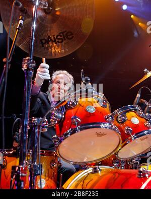 Le batteur Nigel Olsson réalise une séance photo avant de se présenter avec Elton John au BankAtlantic Center près de fort Lauderdale, en Floride. Banque D'Images