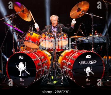 Le batteur Nigel Olsson réalise une séance photo avant de se présenter avec Elton John au BankAtlantic Center près de fort Lauderdale, en Floride. Banque D'Images