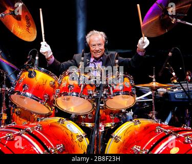 Le batteur Nigel Olsson réalise une séance photo avant de se présenter avec Elton John au BankAtlantic Center près de fort Lauderdale, en Floride. Banque D'Images