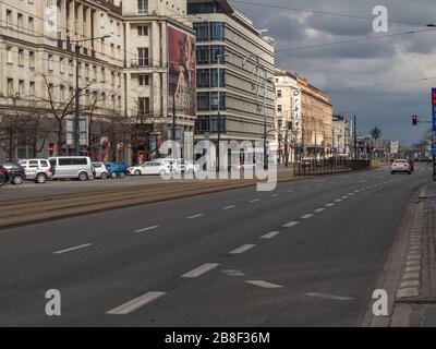 Varsovie/Pologne - 21/03/2020 - rues de la capitale pendant la pandémie de coronavirus, généralement très bondées de personnes ou de voitures, maintenant presque vides. Jerozolimskie Banque D'Images