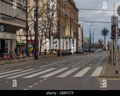 Varsovie/Pologne - 21/03/2020 - rues de la capitale pendant la pandémie de coronavirus, généralement très bondées de personnes ou de voitures, maintenant presque vides. Jerozolimskie Banque D'Images