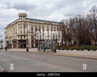 Varsovie/Pologne - 21/03/2020 - rues de la capitale pendant la pandémie de coronavirus, généralement très bondées avec des gens ou des voitures, maintenant vides. Rue Nowy Swiat, B Banque D'Images