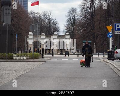 Varsovie/Pologne - 21/03/2020 - rues de la capitale pendant la pandémie de coronavirus, généralement très bondées avec des gens ou des voitures, maintenant vides. Tombe de l'inconnu Banque D'Images