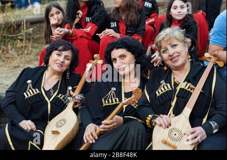 Tbilissi, Géorgie 13 juillet 2019 femmes portant des robes géorgiennes traditionnelles au Art Gene Festival Banque D'Images