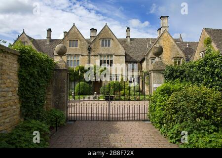 The Manor House, Burton-on-the-Water Village, Gloucestershire, Cotswold District, Angleterre, Royaume-Uni, Europe Banque D'Images