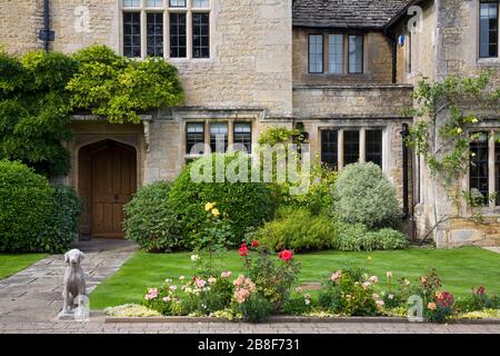 The Manor House, Burton-on-the-Water Village, Gloucestershire, Cotswold District, Angleterre, Royaume-Uni, Europe Banque D'Images