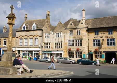 Ancienne Croix de Market Square, Stow-on-the-Wold, Gloucestershire, Cotswold District, Angleterre, Royaume-Uni, Europe Banque D'Images