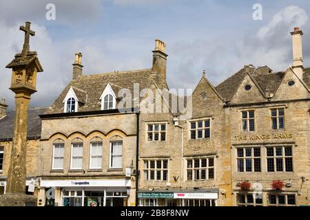 Ancienne Croix de Market Square, Stow-on-the-Wold, Gloucestershire, Cotswold District, Angleterre, Royaume-Uni, Europe Banque D'Images