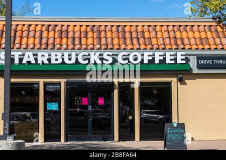 Café Starbucks en Californie en s'adaptant aux mesures prises pour gérer l'existence du Coronavirus Covid 19 en permettant seulement de monter en voiture Banque D'Images