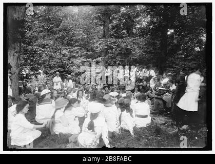 PIQUE-NIQUE DES JEUNES SCOUTS À LA MAISON DE MME. HERBERT HOOVER Banque D'Images