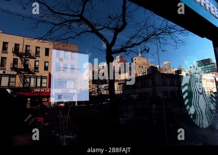 New York City, New York, États-Unis. 21 mars 2020. Un panneau sur la fenêtre d'un Starbucks dans la section Chelsea de Manhattan qui a temporairement fermé en réponse à la pandémie de coronavirus. Crédit: Adam Stoltman/Alay Live News Banque D'Images