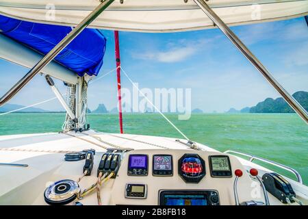 Poste de pilotage d'un voilier avec vue sur les îles de la mer d'Andaman en Thaïlande Banque D'Images