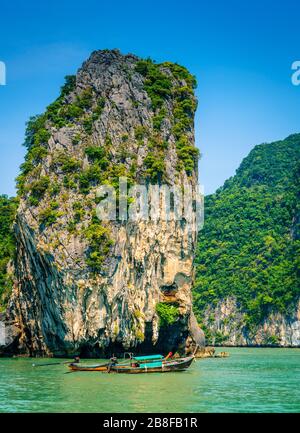 Bateaux près de l'île de Koh Hong dans la mer d'Andaman en Thaïlande Banque D'Images