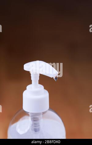 Flacon en plastique blanc transparent avec gel désinfectant pour les mains transparent sur fond en bois, concept pour le covid-19 de coronavirus et hygiène des mains Banque D'Images