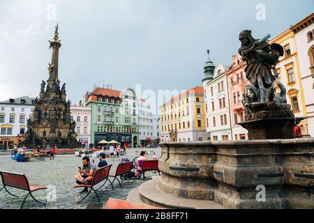 Olomouc, République tchèque - 19 juin 2019 : Fontaine Hercules et colonne Sainte-Trinité à la vieille ville de Horni Namesti place Haute Banque D'Images