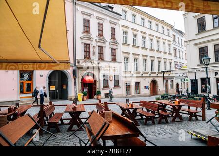 Brno, République tchèque - 20 juin 2019 : rue de la vieille ville de Starobrnenska, restaurant et bâtiments anciens Banque D'Images