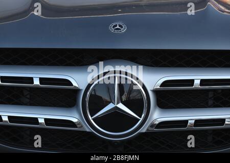 Logo Mercedes-Benz visible sur une voiture. Banque D'Images