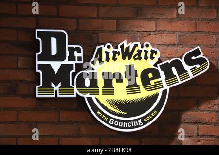 Le logo du Dr.Martens est visible au centre commercial et de divertissement Galeria. Banque D'Images