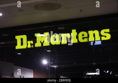 Le logo du Dr.Martens est visible au centre commercial et de divertissement Galeria. Banque D'Images