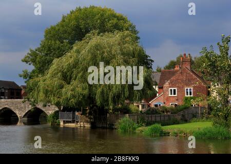 River Avon, Fordingbridge Town, New Forest, Hampshire, Angleterre, Royaume-Uni Banque D'Images