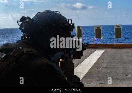 PHILIPPINES SEA (18 mars 2020) marines avec le Bataillon de logistique de combat 31, 31ème unité expéditionnaire maritime (MEU), confirment la cible sur laquelle ils vont tirer avant une fusillade sur pont à bord d'un navire d'assaut amphibie USS America (LHA 6). L'Amérique, phare du America Expeditionary Strike Group, 31ème équipe du MEU, opère dans la 7ème zone d'opérations de la flotte des États-Unis pour améliorer l'interopérabilité avec ses alliés et partenaires et servir de force de réponse prête pour défendre la paix et la stabilité dans la région de l'Indo-Pacifique. (ÉTATS-UNIS Photo du corps marin par lance Cpl. Kolby Leger) Banque D'Images