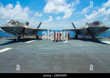 MER DE CHINE MÉRIDIONALE (13 mars 2020) marines avec Escadron de Tiltrotor moyen maritime (VMM) 265 (renforcé), 31ème unité expéditionnaire maritime (MEU), préparer le montage d'un missile d'entraînement aérien captif AIM-9 sur un avion de chasse F-35B Lightning II avec VMM-265 (RÉIN), 31ème MEU, Sur le pont de vol du navire d'assaut amphibie USS America (LHA-6). L'Amérique, phare du America Expeditionary Strike Group, 31ème équipe du MEU, opère dans la 7ème zone d'opérations de la flotte américaine pour améliorer l'interopérabilité avec les alliés et les partenaires et servir de force de réponse prête pour défendre la paix et la stabilité dans l'Indo-P. Banque D'Images