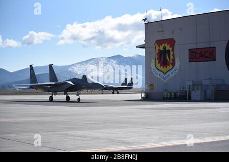 Deux Eagles F-15 de la 173ème aile Fighter, la Garde nationale de l'Oregon Air, taxi sur la ligne de vol à Kingsley Field le 19 mars 2020 à la suite d'une mission d'entraînement de routine. Le 173ème FW poursuit sa mission en tant que seule base de formation F-15 C tout en restant souple et prêt à aider pendant la pandémie de COVID-19. (ÉTATS-UNIS Photo de la Garde nationale aérienne par le Sgt principal. Jennifer Shirar) Banque D'Images