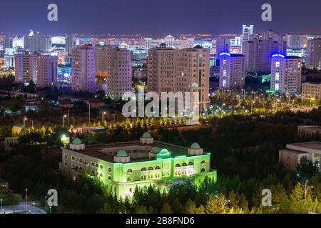 Parfiya Hotel à Ashgabat, Turkménistan en Asie centrale. Horizon de la ville en marbre blanc avec un bel éclairage comme arrière-plan. Banque D'Images