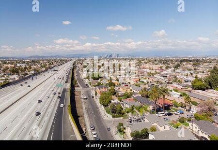 Trafic léger sur l'autoroute 110 à Los Angeles, CA le 21 mars 2020 après séjour afin d'empêcher la propagation du coronavirus Banque D'Images