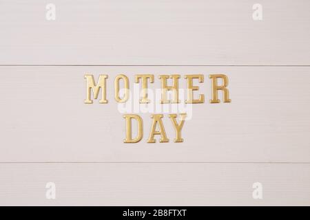 Bonne fête des mères avec texte doré sur table en bois, se sentant romantique et soin de la décoration, mot et alphabet fête des mères avec signe sur le bureau, Banque D'Images