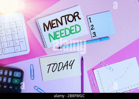 Note d'écriture montrant le mentor nécessaire. Le concept d'affaires pour la formation des employés en vertu de la haute direction assignée agir comme conseiller en écriture des équipements et des produits informatiques Banque D'Images