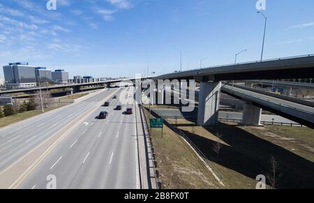 Ontario, Canada. 21 mars 2020. Les autoroutes sont vues avec moins de circulation près de l'aéroport international Pearson de Toronto, Canada, le 21 mars 2020. Vendredi, à minuit, la frontière terrestre entre le Canada et les États-Unis a été fermée à tous les voyages non essentiels dans le but de freiner la propagation de la COVID-19. Crédit: Zou Zheng/Xinhua/Alay Live News Banque D'Images