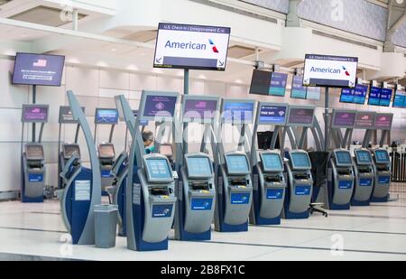 Ontario, Canada. 21 mars 2020. La zone d'enregistrement express aux États-Unis est vue avec peu de personnes au terminal 3 de l'aéroport international Pearson de Toronto, Canada, le 21 mars 2020. Vendredi, à minuit, la frontière terrestre entre le Canada et les États-Unis a été fermée à tous les voyages non essentiels dans le but de freiner la propagation de la COVID-19. Crédit: Zou Zheng/Xinhua/Alay Live News Banque D'Images