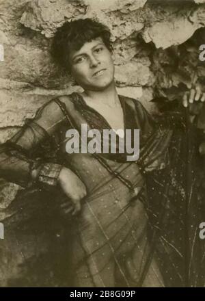 Tirage Albuminé Vintage 'Gloeden, Jeune Fille' - Circa 1890, Format 12,4x17,1 Cm