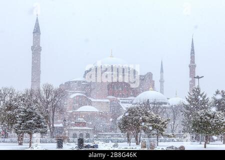 Vue sur Hagia Sophia (Aya Sofya) en hiver enneigé à Istanbul en Turquie Banque D'Images