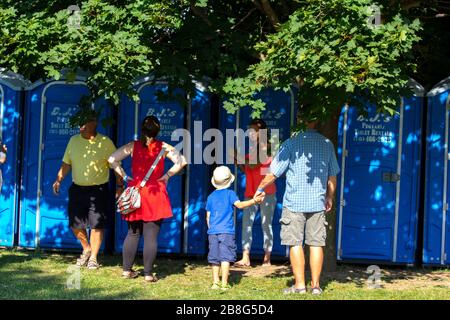 Toilettes portables lors d'un petit événement en ville Banque D'Images