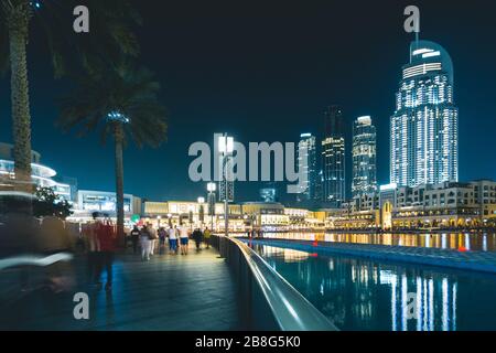 Piétons à la fontaine de Dubaï la nuit Dubaï - Émirats arabes Unis Banque D'Images