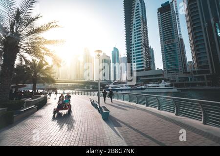 Les gens marchant sur la promenade dans le port de plaisance de Dubaï - Émirats arabes Unis Banque D'Images