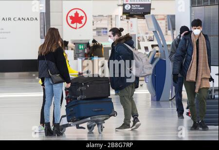 Toronto, Canada. 21 mars 2020. Les voyageurs se préparent à s'enregistrer au terminal 1 de l'aéroport international Pearson de Toronto, Canada, le 21 mars 2020. Air Canada dénombre plus de 5 000 agents de bord en tant que plus grande compagnie aérienne du pays coupe des itinéraires et des avions de parcs en raison de la pandémie de COVID-19. Les mises à pied temporaires prendront effet en avril. Crédit: Zou Zheng/Xinhua/Alay Live News Banque D'Images