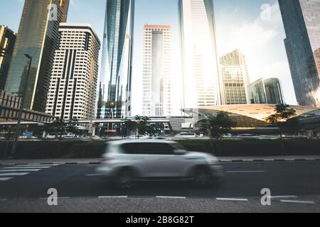 Passage en voiture avec gratte-ciel dans l'arrière-plan Dubaï - Émirats arabes Unis Banque D'Images