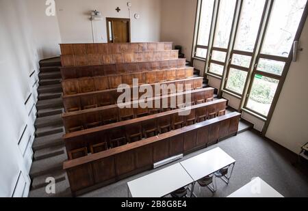 05 mars 2020, Bavière, Würzburg: La salle de conférence historique de Röntgen sur le site du mémorial de Röntgen. Ce que le physicien a découvert il y a 125 ans a révolutionné la médecine moderne. Aujourd'hui, cet effet s'étend dans l'espace. (À dpa 'UN moment primitif de chance en médecine - 125 ans de rayons X') photo: Daniel Karmann/dpa Banque D'Images