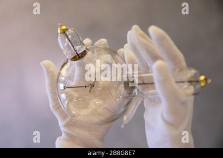 Erlangen, Allemagne. 03ème mars 2020. La réplique d'un tube à rayons X historique à partir de 1896 pour les applications médicales est affichée dans le 'Siemens Healthineers MedMuseum'. Un professeur expérimente dans l'obscurité dans son bureau de Würzburg. Ce que Wilhelm Conrad Röntgen a découvert il y a 125 ans révolutionne la médecine moderne. Aujourd'hui, cet effet s'étend dans l'espace. (À dpa 'A chance Primeval moment in médecine - 125 ans de rayons X') crédit: Daniel Karmann/dpa/Alay Live News Banque D'Images