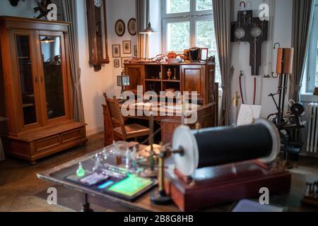 05 Mars 2020, Bavière, Würzburg: Le laboratoire de découverte avec le bureau du physicien Wilhelm Conrad Röntgen (1845-1923) dans le Mémorial de Röntgen. Ce que le physicien a découvert il y a 125 ans a révolutionné la médecine moderne. Aujourd'hui, cet effet s'étend dans l'espace. (À dpa 'UN moment primitif de chance en médecine - 125 ans de rayons X') photo: Daniel Karmann/dpa Banque D'Images