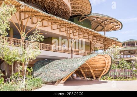 Phuket, Thaïlande - 7 octobre 2019 : café et restaurant Tree House dans Blue Tree. C'est un parc aquatique à Cherngtalay. Banque D'Images