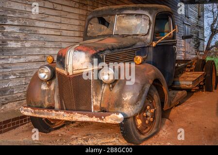 Vintage 1941 Ford camion et grange à weathered dans le comté de Peach, Géorgie. (ÉTATS-UNIS) Banque D'Images