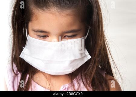 Portrait de la petite fille dans un masque jetable sur la protection épidémique de Coronavirus Banque D'Images