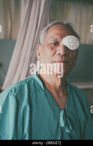 patient couvrant les yeux avec protection et plâtre médical après les yeux chirurgie de la cataracte à l'hôpital Banque D'Images